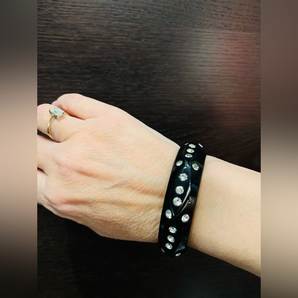 Shiny black thick ring bracelet with sparkling rhinestones